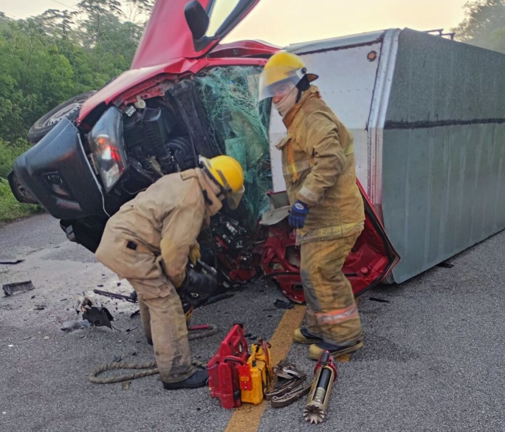 ¡Prensados! Brutal impacto frontal deja un muerto