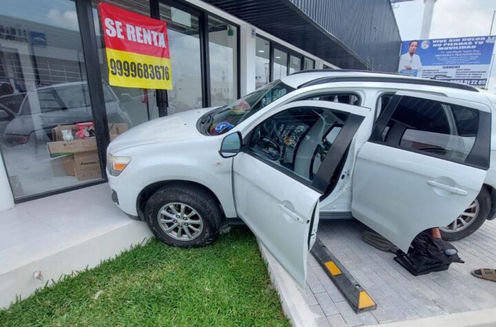 Vehículo se sube parcialmente en la acera y conductor fallece tras infarto en la colonia García Ginerés.