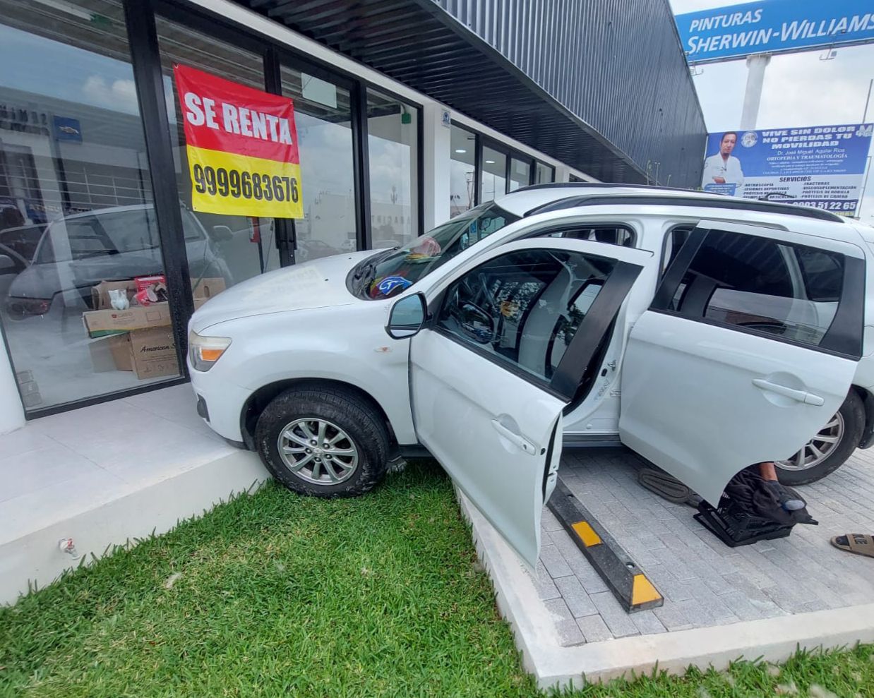 Vehículo se sube parcialmente en la acera y conductor fallece tras infarto en la colonia García Ginerés.