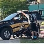 Andaba sin placa y sin licencia y además arremete contra policías