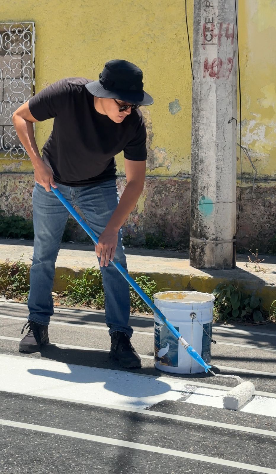 Participa Adrián Gorocica en intervención urbana para priorizar al peatón