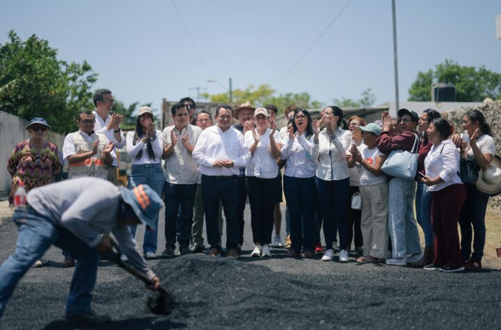 Inician trabajos de bacheo en calles de la colonia Leandro Valle