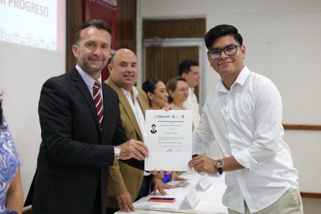 Tecnológico de Progreso entrega 148 títulos profesionales y amplía acceso a becas federales