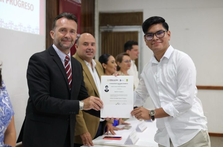 Tecnológico de Progreso entrega 148 títulos profesionales y amplía acceso a becas federales