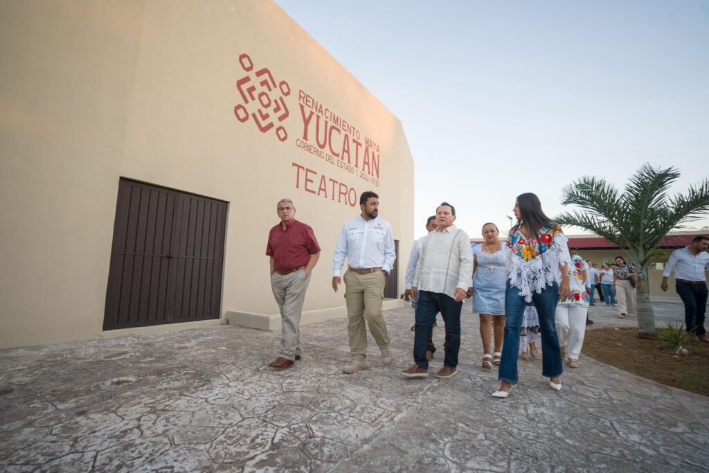 Gobernador Joaquín Díaz Mena entrega renovada Casa de la Cultura en Tekit