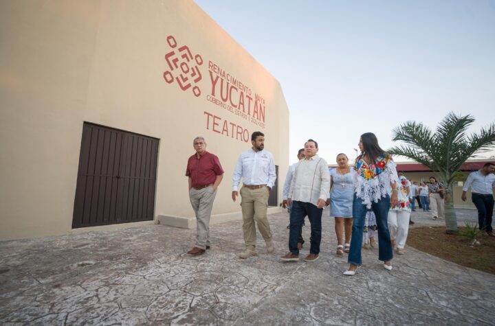Gobernador Joaquín Díaz Mena entrega renovada Casa de la Cultura en Tekit