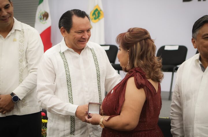 Yucatán reconoce a docentes por décadas de labor educativa
