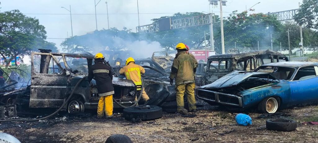 Controlan incendio en lote de automóviles en la colonia Leandro Valle