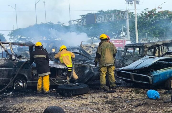Controlan incendio en lote de automóviles en la colonia Leandro Valle