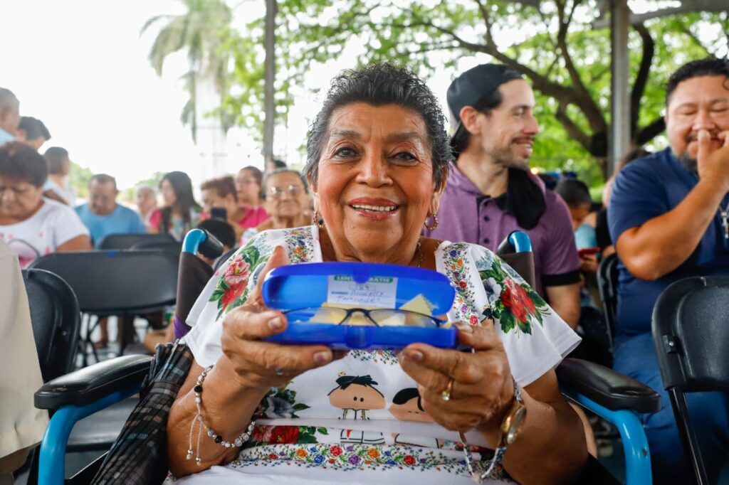 Fortalece Cecilia Patrón la economía de las familias meridanas; “Este gobierno suma más de 10 mil lentes gratuitos entregados”