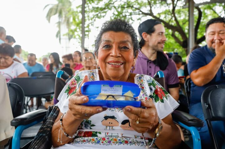 Fortalece Cecilia Patrón la economía de las familias meridanas; “Este gobierno suma más de 10 mil lentes gratuitos entregados”