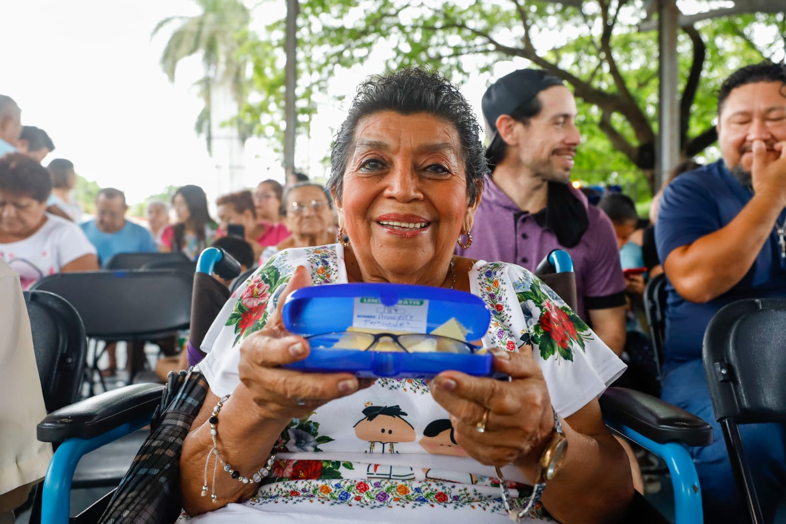Fortalece Cecilia Patrón la economía de las familias meridanas; “Este gobierno suma más de 10 mil lentes gratuitos entregados”