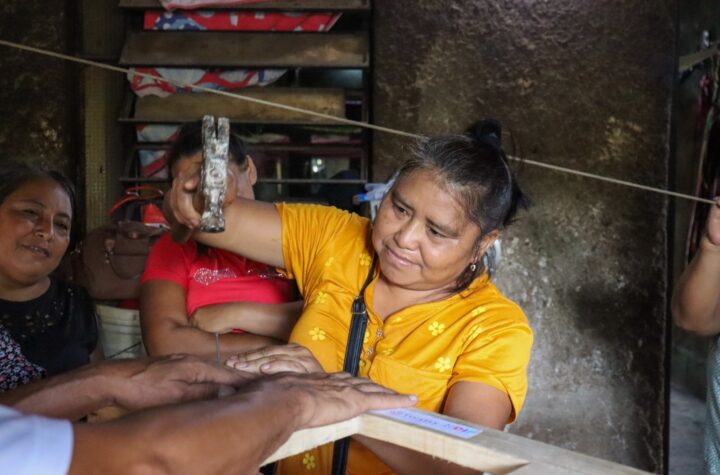 Familias de seis comunidades aprenden a construir fogones en alto