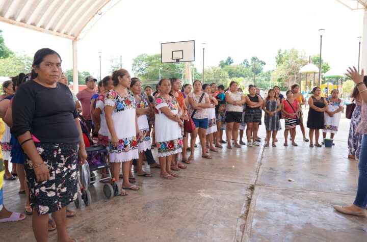 DIF Yucatán entrega proyectos comunitarios en beneficio de familias de Tixcacalcupul