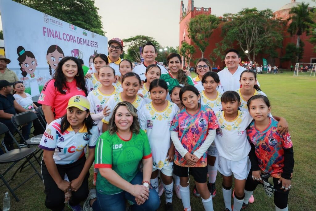  Gobernador Joaquín Díaz Mena impulsa fútbol femenil con la Copa de Mujeres DIF