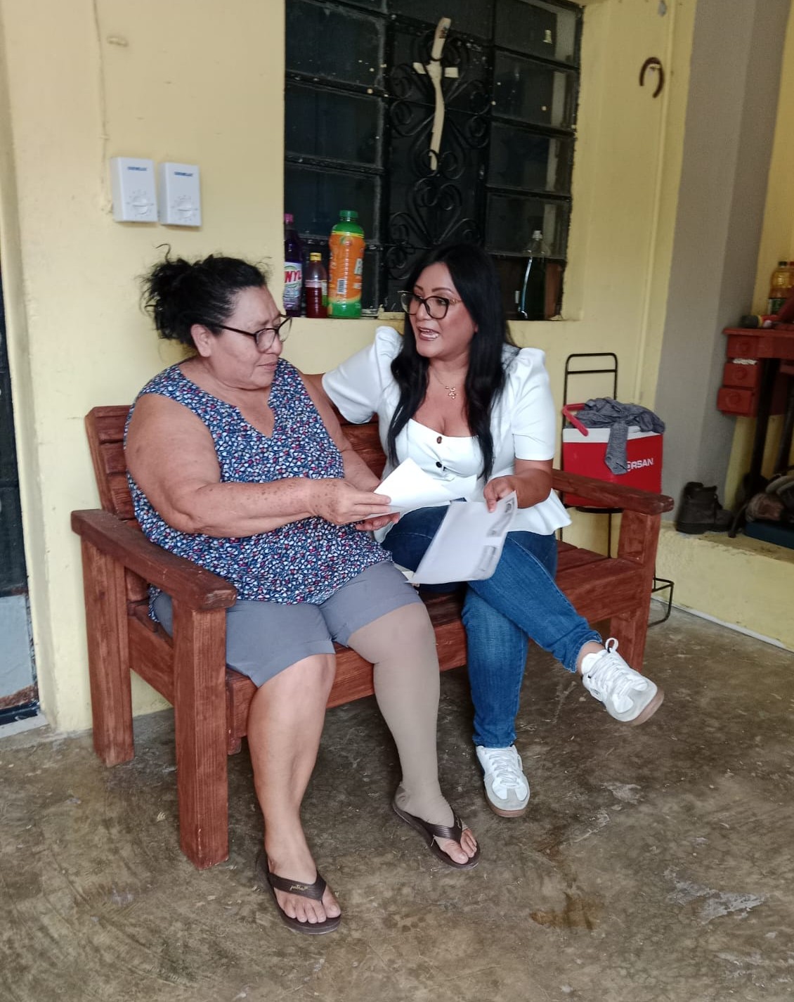 La regidora Georgina Piña fortalece la movilidad de adultos mayores con la entrega de aparatos ortopédicos