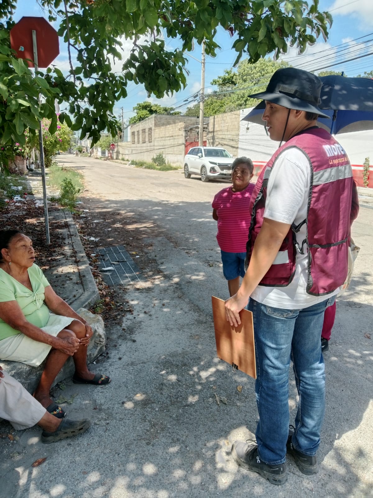 El regidor Adrián Gorocica mapea necesidades urbanas en la colonia El Porvenir