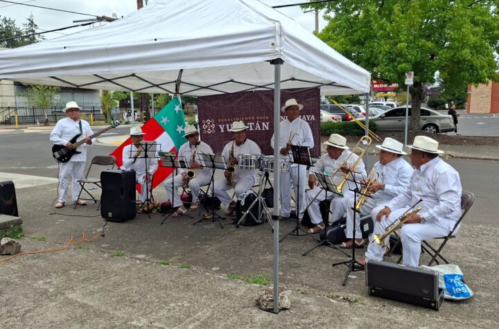 Reciben 30 yucatecas y yucatecos en EE. UU. actas de doble nacionalidad
