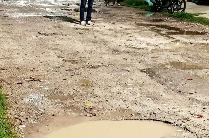 Vecinos del Poniente exigen seguridad vial y bacheo en caminata con el regidor Adrián Gorocica