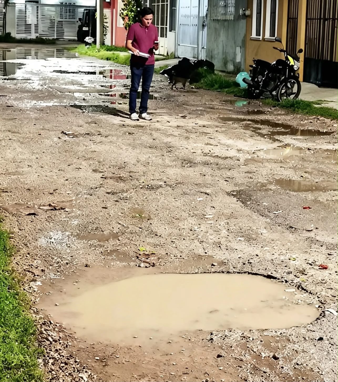 Vecinos del Poniente exigen seguridad vial y bacheo en caminata con el regidor Adrián Gorocica