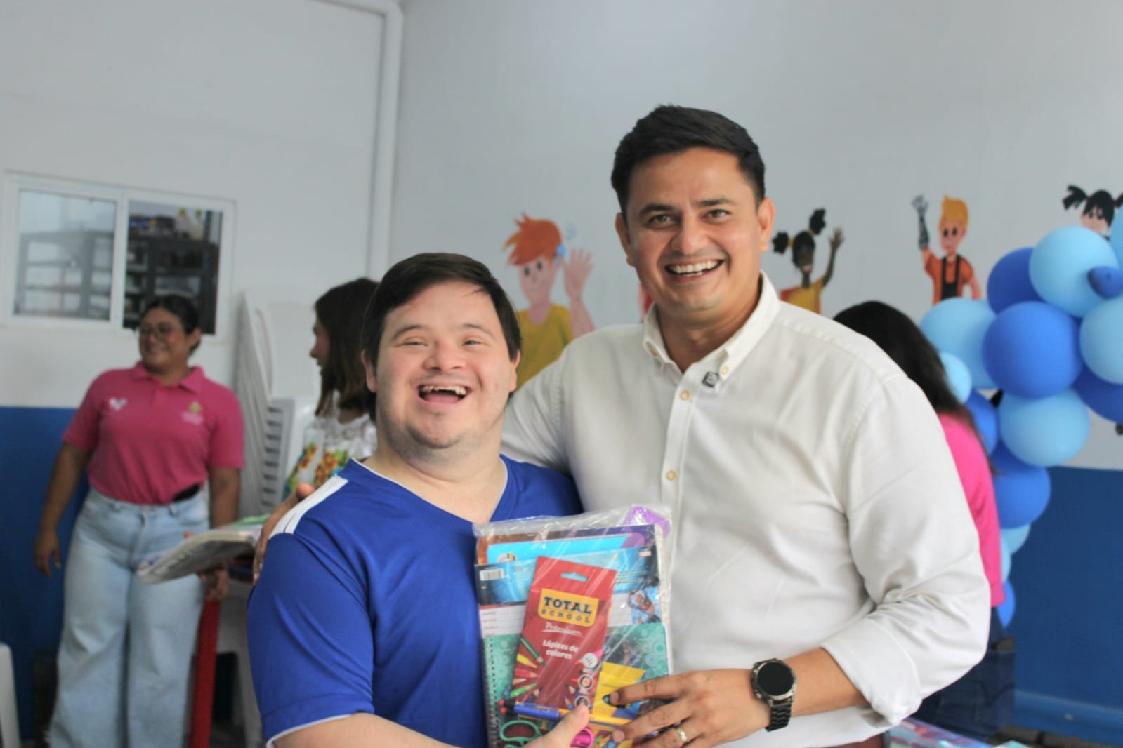“Todos somos útiles” entrega paquetes escolares a comedores y asociaciones civiles de Mérida.