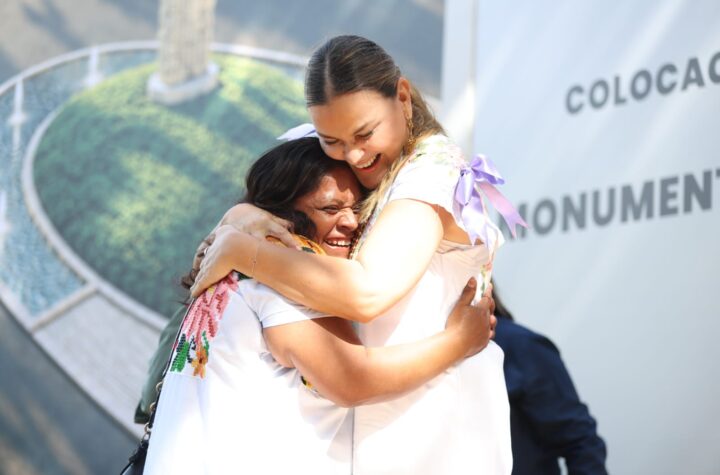 Coloca Cecilia Patrón la primera piedra de la réplica de la Estela Maya 18; “Nuestra raíz maya y la feminidad ocupan un lugar central en Mérida”.