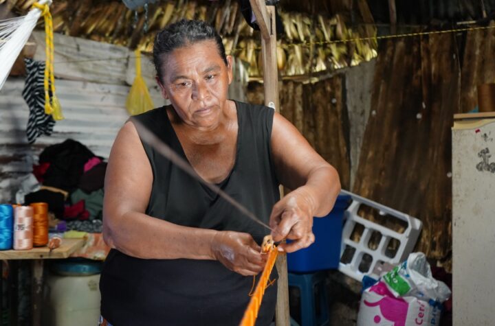 Mujer de Teya convierte el urdido de hamacas en sustento para su familia