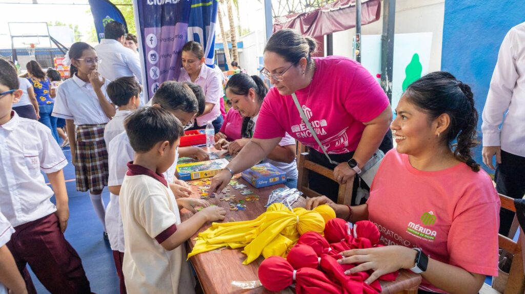 Feria de la Familia del DIF Municipal acerca actividades para protección de la infancia a escuelas de Mérida.