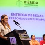 Cecilia Patrón entrega becas a personas con discapacidad: “Construimos una Mérida más humana e incluyente”.