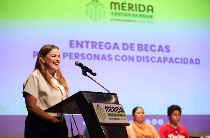 Cecilia Patrón entrega becas a personas con discapacidad: “Construimos una Mérida más humana e incluyente”.