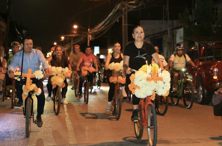 Más de 3 mil ciclistas se apropian de calles del centro de Mérida en la décima Rodada de las Ánimas.