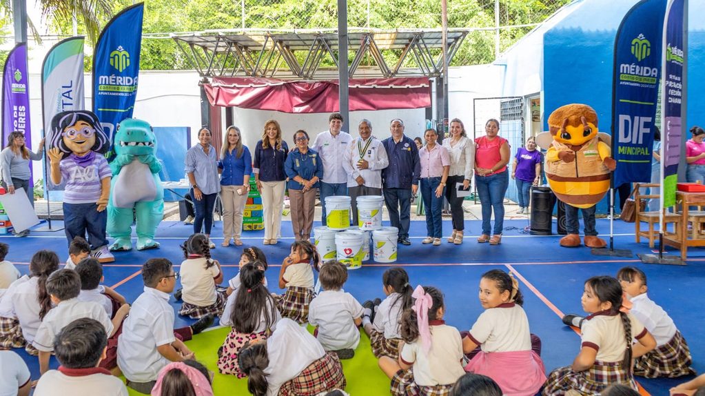 Feria de la Familia del DIF Municipal acerca actividades para protección de la infancia a escuelas de Mérida.