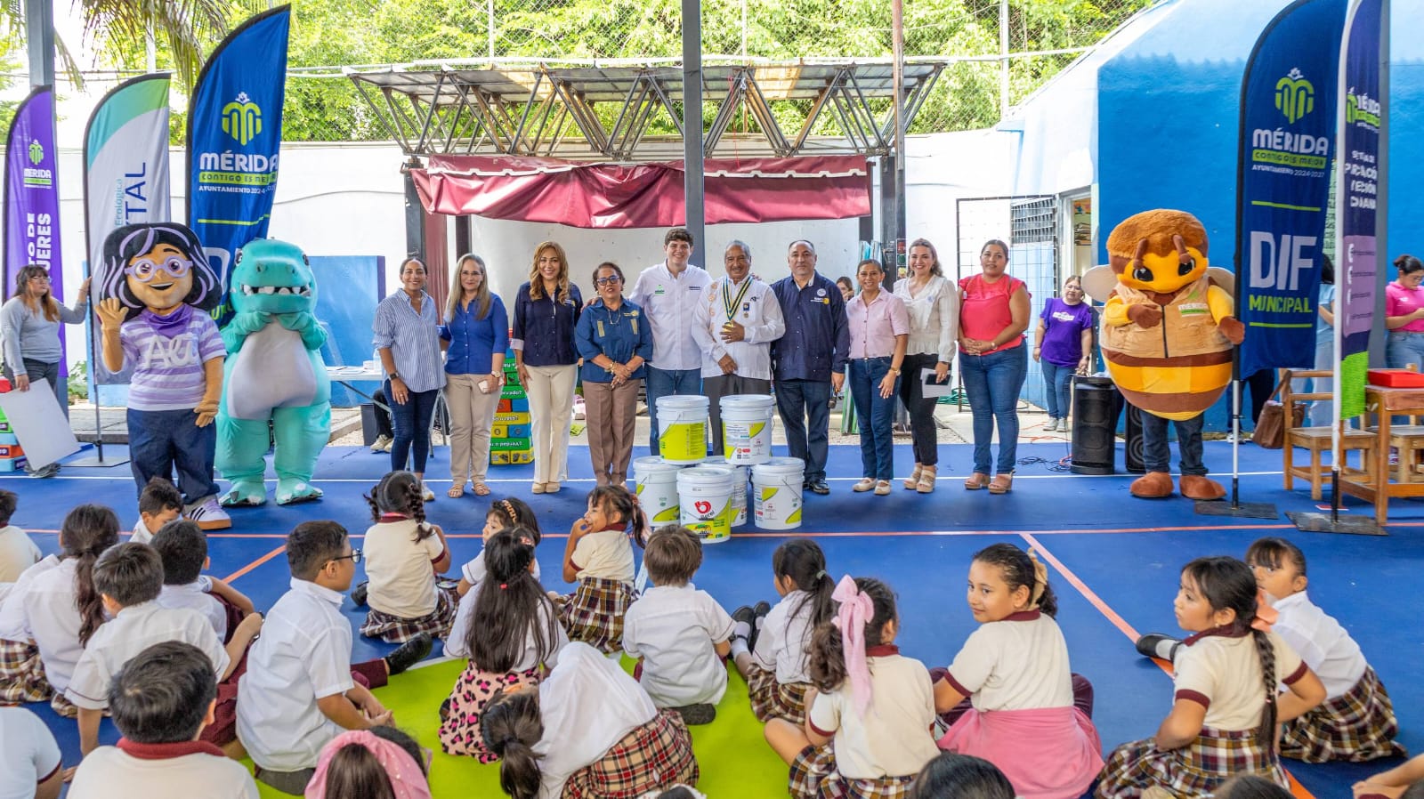 Feria de la Familia del DIF Municipal acerca actividades para protección de la infancia a escuelas de Mérida.